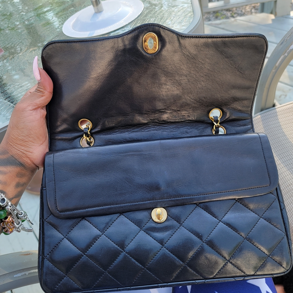 Chic Black Quilted Leather Shoulder Bag - Picture 14 of 16